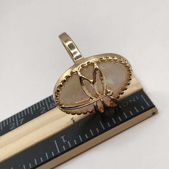 Elegant Gold Tone Ring with Dragonfly and Opalescent Oval Centerpiece Size 7 - Picture 5 of 5